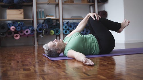 瑜伽教练帮助做瑜伽的女人 · 免费素材视频