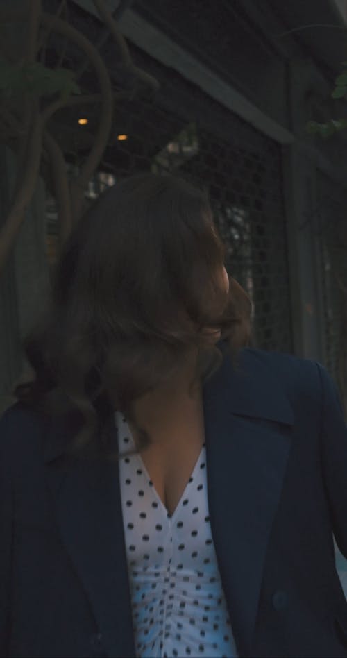 有关垂直视频, 女人, 步行的免费素材视频