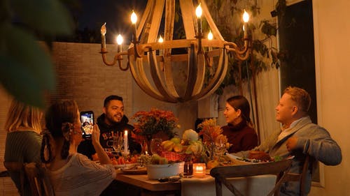 一个家庭聚会感恩节晚餐 · 免费素材视频