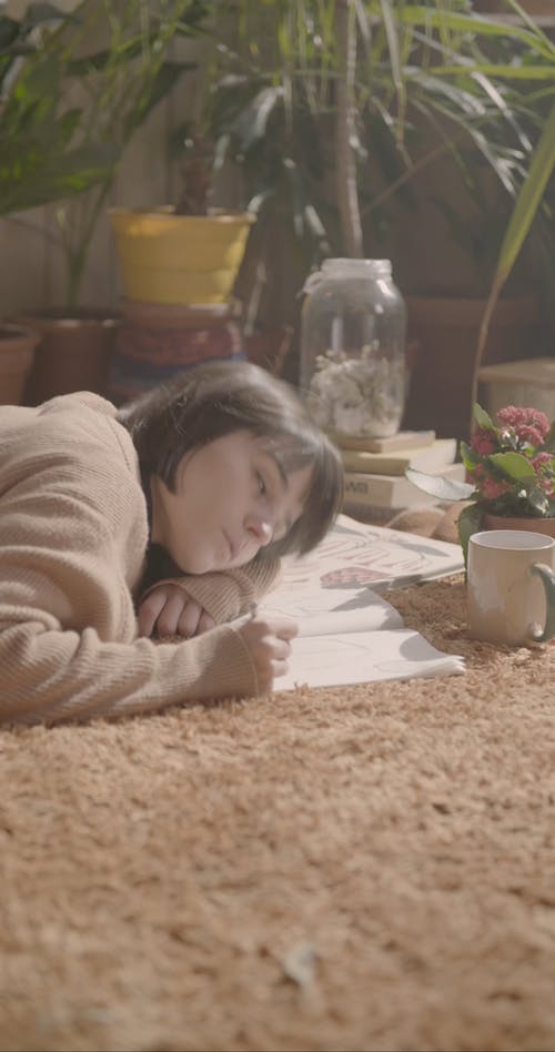 有关人, 咖啡杯, 地板的免费素材视频