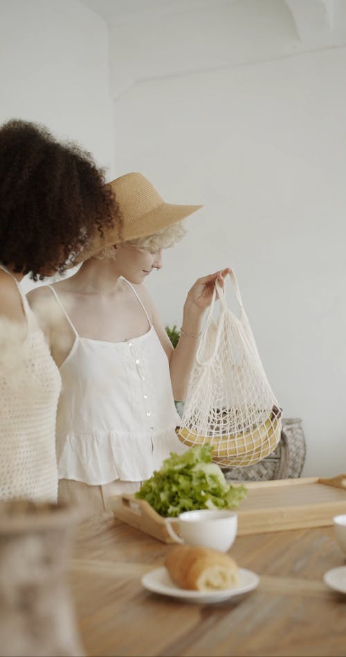 有关一杯咖啡, 友谊, 垂直视频的免费素材视频