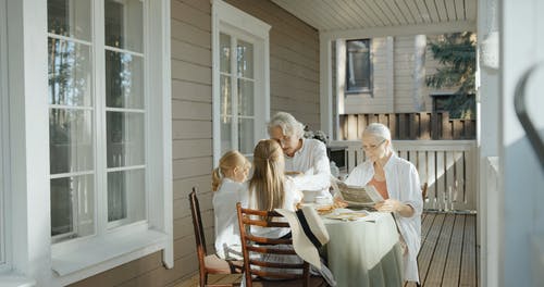 有关吃, 坐, 孙女的免费素材视频