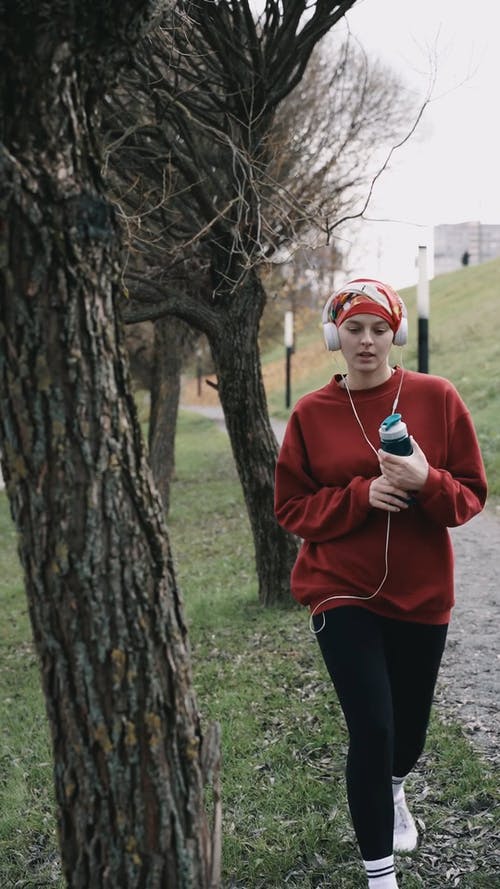有关（顶部有小羊毛球的）羊毛帽子, 不倒翁, 主动穿着的免费素材视频