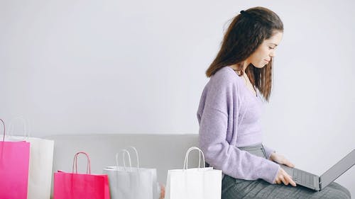 有关MacBook, 喜悦, 女人的免费素材视频