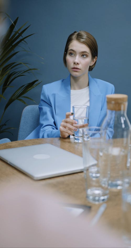 在会议中的女人喝水 · 免费素材视频