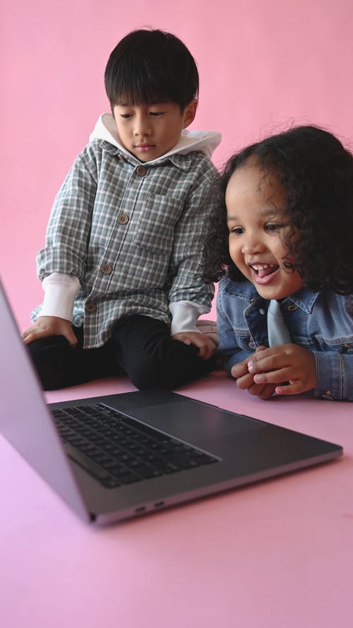 两个孩子看着笔记本电脑 · 免费素材视频