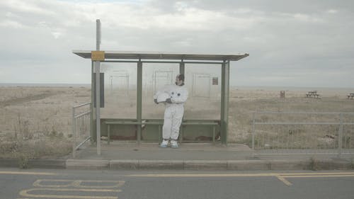 宇航员在公交车站等车 · 免费素材视频