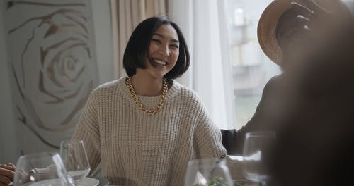 有关人, 坐, 大笑的免费素材视频