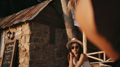 有关动态射击, 帽子, 微笑的免费素材视频