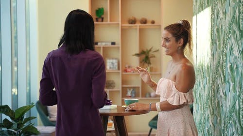 两个女人站在自助餐厅 · 免费素材视频
