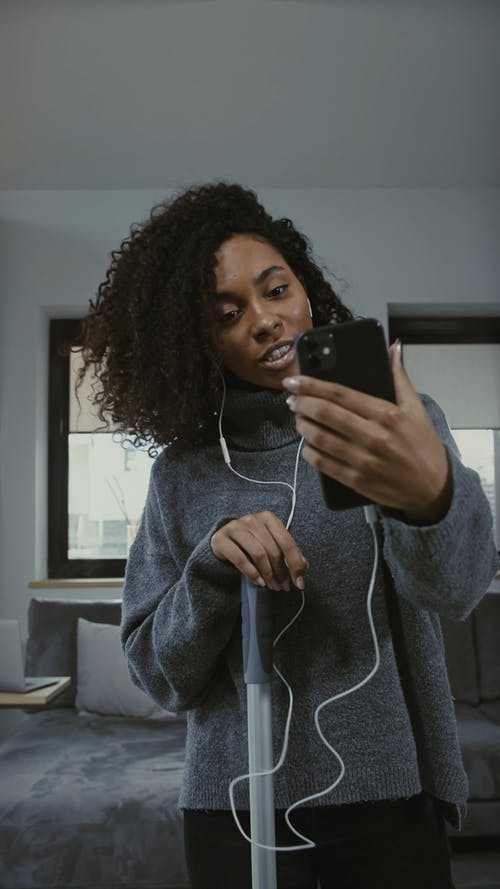 有关在家, 在电话上交谈, 垂直视频的免费素材视频