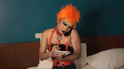 在笔记本上写的人 · 免费素材视频