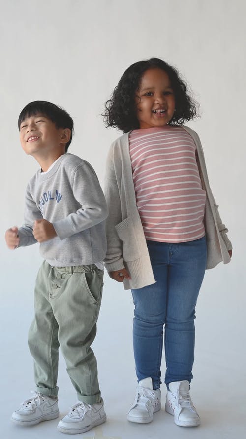 两个孩子站着玩乐 · 免费素材视频