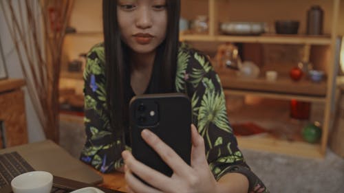 有关室内, 智慧手机, 纵向的免费素材视频