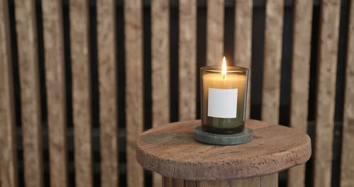 有关木桌, 火, 点燃的蜡烛的免费素材视频