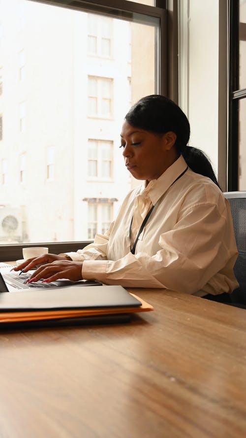 有关坐, 垂直视频, 女人的免费素材视频