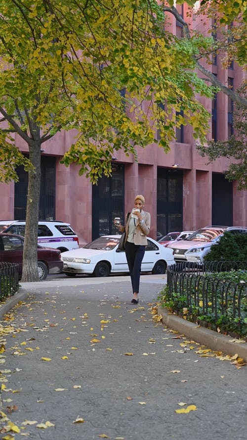 一个女人走路时吃零食 · 免费素材视频