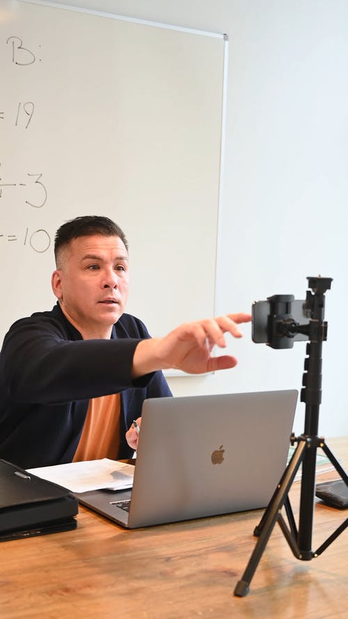 有关三脚架, 人, 商量的免费素材视频