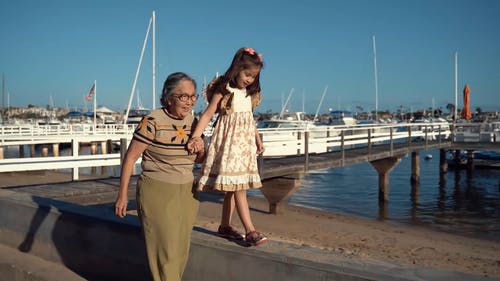 奶奶走路时握着孙女的手 · 免费素材视频