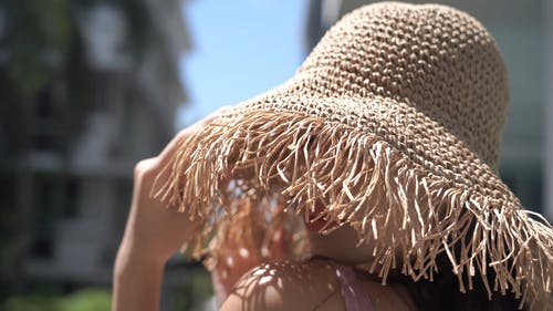 女人戴着太阳帽的特写视图 · 免费素材视频