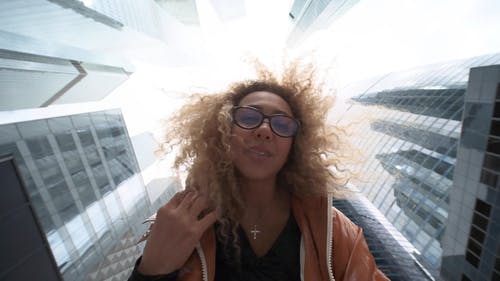 有关低角度拍摄, 十字吊坠, 女人的免费素材视频