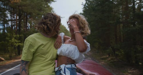 有关一对, 修理头发, 年轻人的免费素材视频