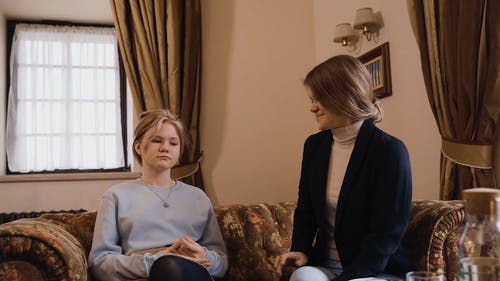 有关伤心, 严肃, 坐的免费素材视频