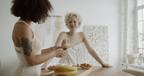 两个女人有零食 · 免费素材视频