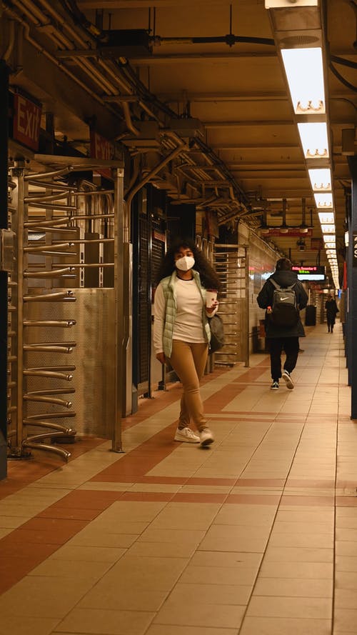 有关休闲装, 口罩, 垂直视频的免费素材视频