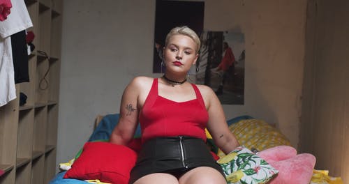 一个女人坐在床上 · 免费素材视频