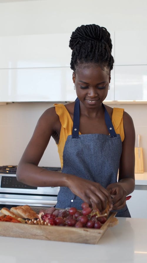 一个女人在托盘上做饭 · 免费素材视频
