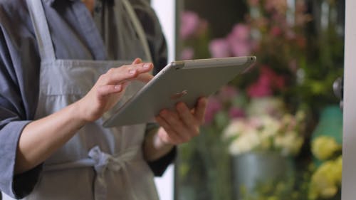 有关3C用品, 低角度拍摄, 女人的免费素材视频