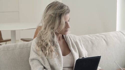 一个女人使用平板电脑 · 免费素材视频