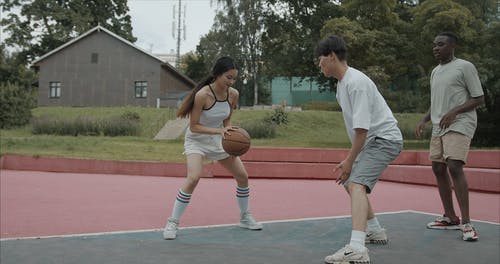 年轻人打篮球 · 免费素材视频