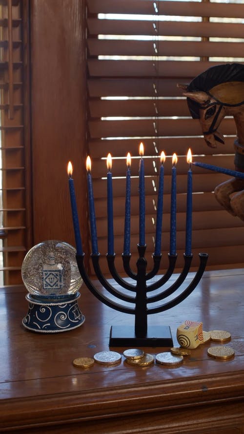 大烛台，桌上有蓝色的蜡烛和水晶球装饰 · 免费素材视频