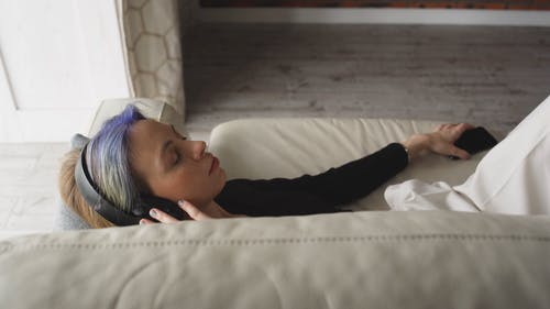 有关＃室内, 倾听, 女人的免费素材视频