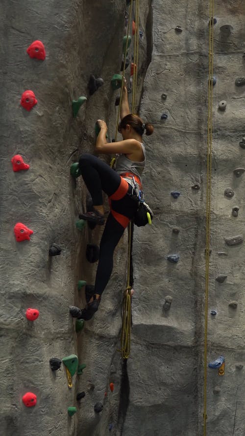爬上墙的女人 · 免费素材视频