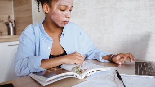 有关化妆品面膜, 在家, 在家工作的免费素材视频