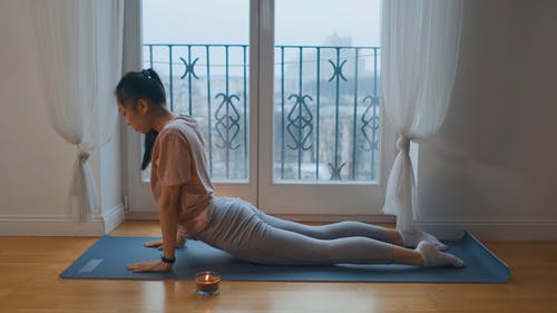 有关人, 向下的狗, 女人的免费素材视频