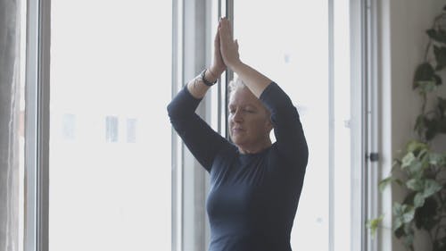 一个女人在做瑜伽 · 免费素材视频
