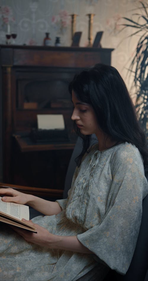 有关休闲, 内饰, 咖啡色头发的女人的免费素材视频