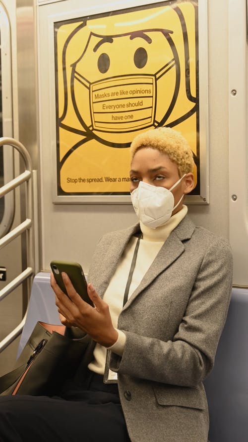 使用她的智能手机时坐在火车内的女人 · 免费素材视频