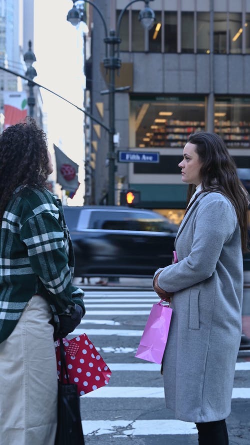 有关倾听, 垂直视频, 女人的免费素材视频