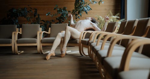 有关人, 半裸, 单人沙发的免费素材视频