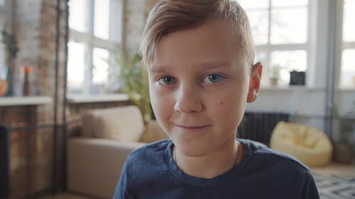 一个男孩对着镜头微笑 · 免费素材视频