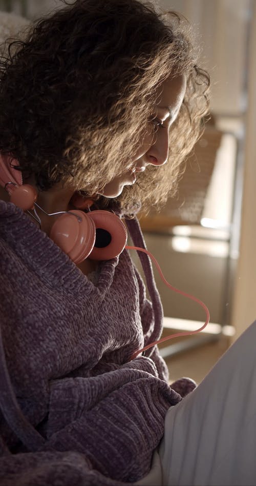 有关人, 侧面图, 呆在家里的免费素材视频