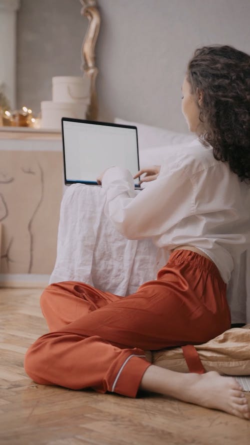 有关坐, 垂直视频, 女孩的免费素材视频