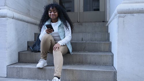 有关坐, 微笑, 户外的免费素材视频