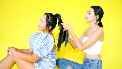 有关坐, 工作室拍摄, 年轻的免费素材视频