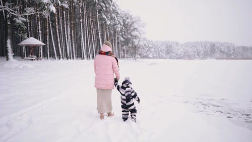 有关儿童, 冬季, 冬衣的免费素材视频